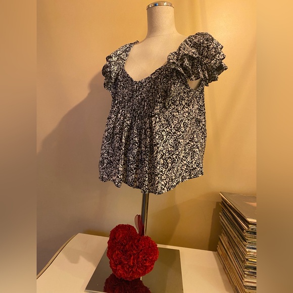 Universal Thread Tops - ❤️ Universal Thread Black and White Floral Blouse